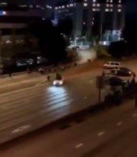 بسرعة جنونية.. سيارة تدهس متظاهرين في سياتل الأمريكية (فيديو)