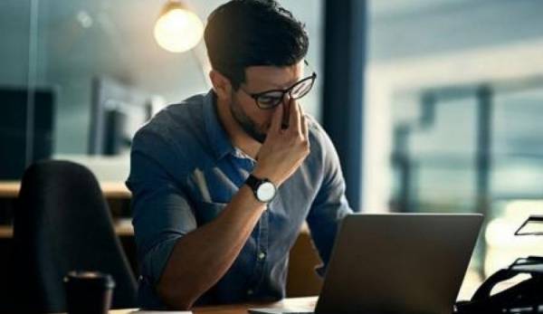 تخلص من إجهاد العين بسبب استخدام الكمبيوتر في خطوات..