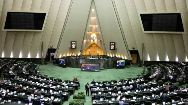 (100) نائب ايراني يوقعون على مشروع لمساءلة الرئيس