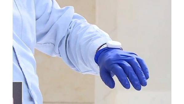 الصحة تبدأ توزيع الأساور الإلكترونية على المحجور عليهم في فنادق عمّان