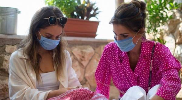 الملكة رانيا العبدالله والأميرة ايمان تزوران بيتي البركة والورد للسياحة المستدامة في ام قيس