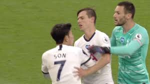 اشتباك بين نجمي توتنهام خلال مباراة إيفرتون