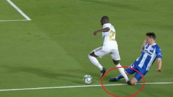 خبير تحكيمي يحسم الجدل حول ركلة جزاء الريال أمام ألافيس