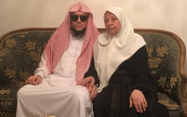 الستينية أم حاتم ترافق ابنها الضَّرير (48) شهرًا حتى نيل درجة الماجستير