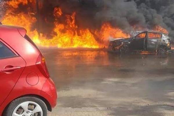 شاهد بالفيديو .. حريق هائل في مصر يلتهم عشرات المركبات