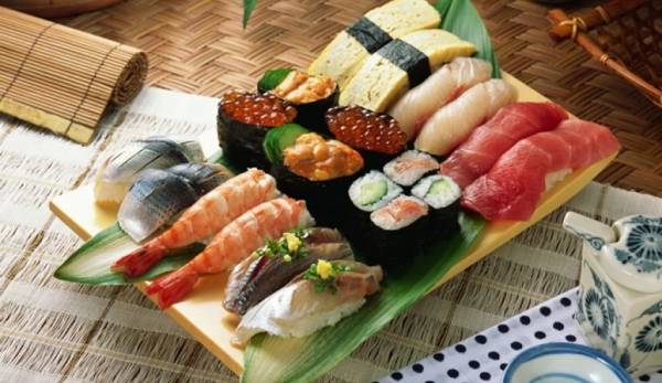 استئصال دودة حية من لوزة سيدة بعد تناولها وجبة شهيرة!