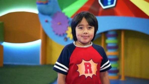 الطفل المعجزة حصد 26 مليون دولار.. ولديه 26 مليون متابع