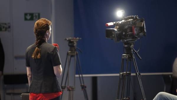 في موقف محرج على الهواء مباشرة.. مذيعة تلتقط سنها قبل أن يسقط أمامها (فيديو)