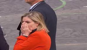 موقف محرج لوزيرة تركض خلف سيارتها