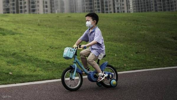 خبير يحسم الجدل: هل يؤدي ارتداء الكمامات إلى بروز الأذنين؟