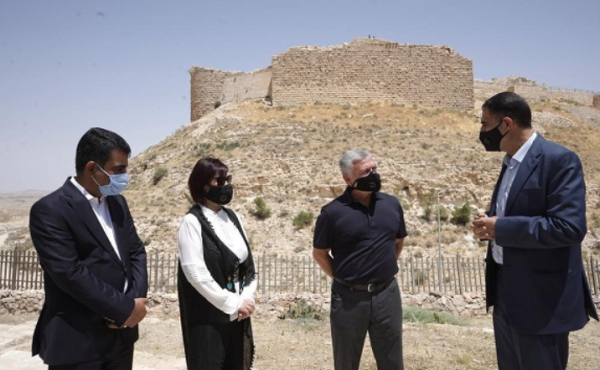 الملك يؤكد أهميّة الاستفادة من الفرص السياحية