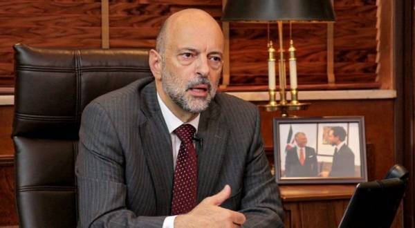 الرزاز : نصدر الكمامات والمعقمات لـ 70 دولة