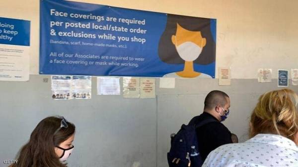 يشهر مسدسه بمتجر.. والسبب طلب بارتداء كمامته