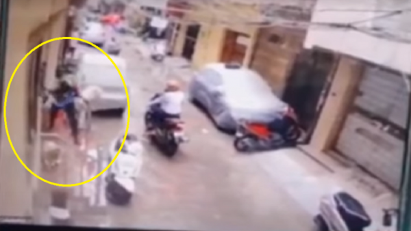 أم هندية تتحول إلى وحش كاسر في مواجهة خاطفي طفلتها ..(فيديو)