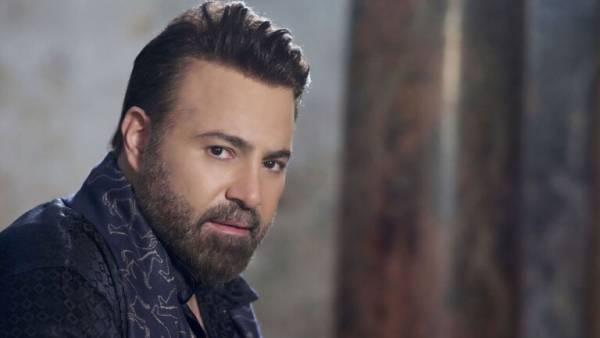 عاصي الحلاني في موقف محرج.. قبلة بالإكراه! (فيديو)