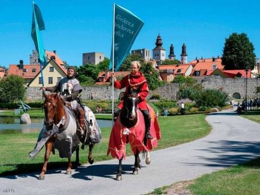 جزيرة سويدية تواجه كورونا بـ فرسان القرون الوسطى