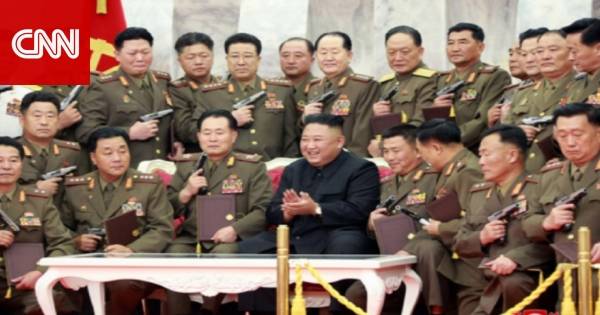 كيم جونغ يهدي جنرالاته مسدسات في ذكرى الهدنة الكورية