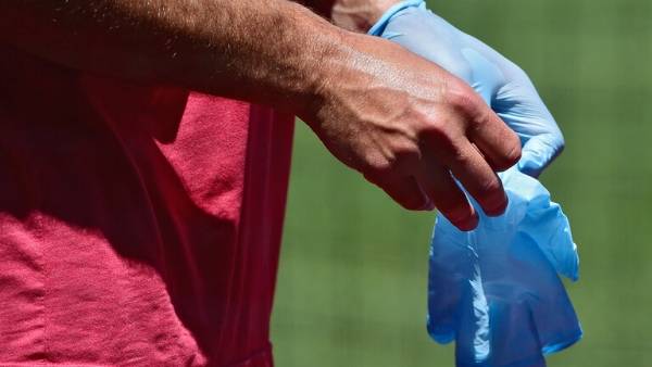 ارتداء القفازات قد يضر أكثر مما ينفع في الحماية من كوفيد19