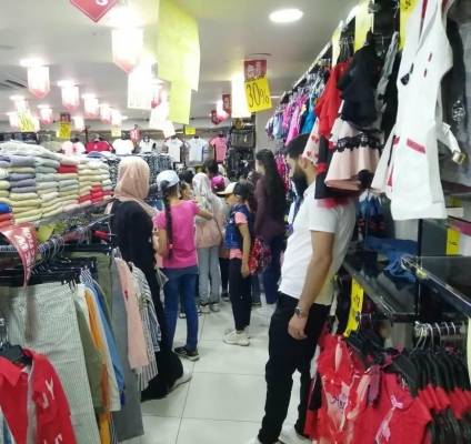 جامعة عمان الأهلية تنظم حملة خيرية لكسوة الأطفال الأيتام في محافظة البلقاءتحضيراً للعيد والمدارس