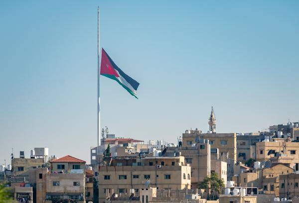 الديوان الملكي ينكس علم السارية حدادا على ضحايا بيروت