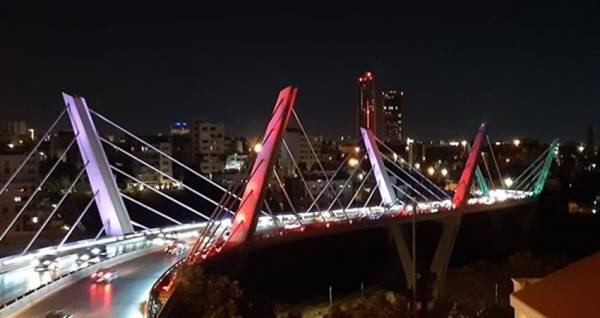 جسر عبدون بألوان العلم اللبناني تضامناً مع بيروت