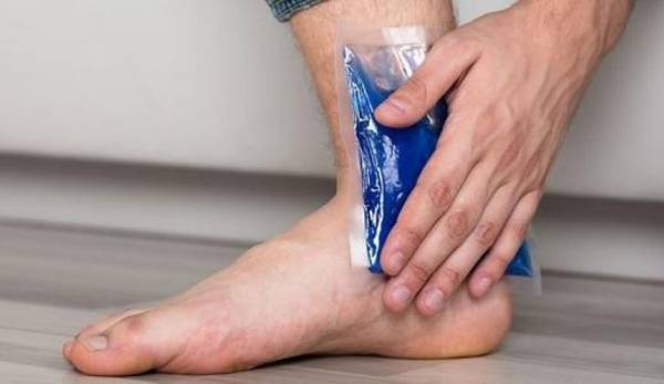 أسباب تورم القدمين صيفا وطرق علاجها