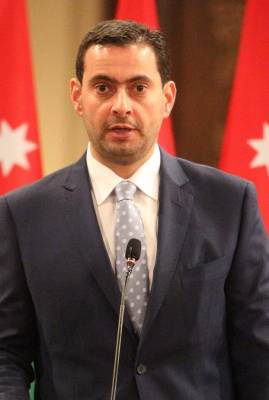 وزير الصناعة يدعو لعدم التعامل مع شركات تروج لبطاقات معالجة أسنان