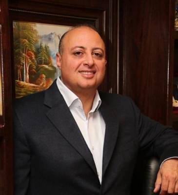 شكر للدكتور ماهر الحوراني من أهل الطالبة المتفوقة شمس أبو عمرة لدعمه لدراستها الطب في غزة