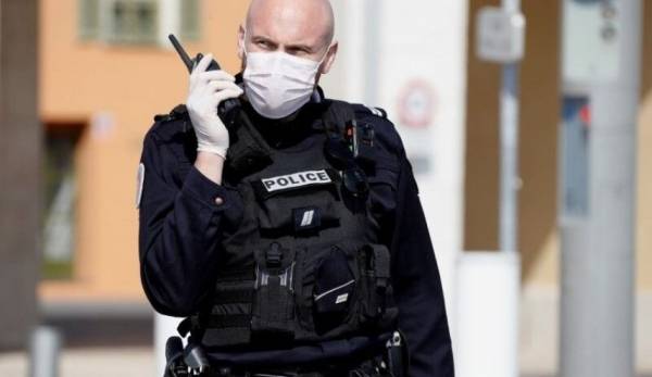 كمامة تتسبب في طعن حارس أمن!