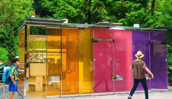 غرائب اليابان.. حمامات شفافة في حدائق عامة لكن ما سرها؟