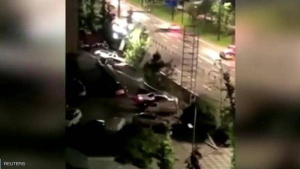 بالفيديو.. حفرة جهنمية تبتلع 21 سيارة في ثوان