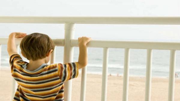 طفل ينجو بأعجوبة بعد سقوطه من مسافة 18 طابقا