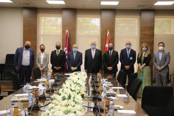 الشرق الأوسط وبنك الشفاء يوقعان مذكرة تعاون لتنفيذ برامج صحية