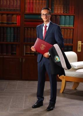 الدكتور ماهر ابو زيد يهنئ القاضي مأمون الراميني بتخرج نجله محمد