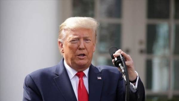 موقف مربك بين ترامب وصحفي بسبب كمامة (فيديو)