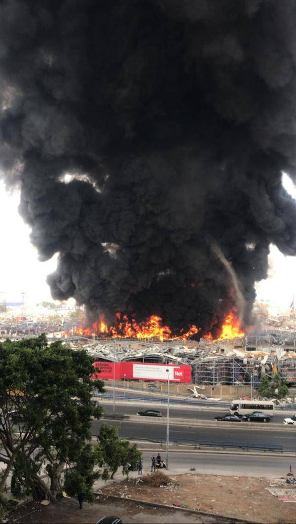 حريق ضخم جديد في مرفأ بيروت (فيديو، صور)