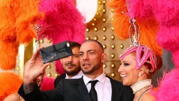 مقاتل أمريكي يطرد رجلا بلا مأوى من حمامه ويركله بسبب فعل مشين.. فيديو