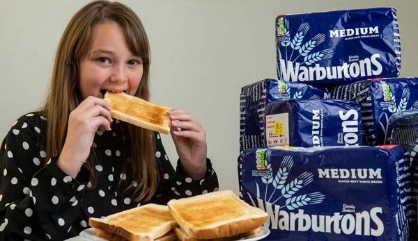 طفلة تعود الى الطعام بعد 10 سنوات من تناول الخبز فقط