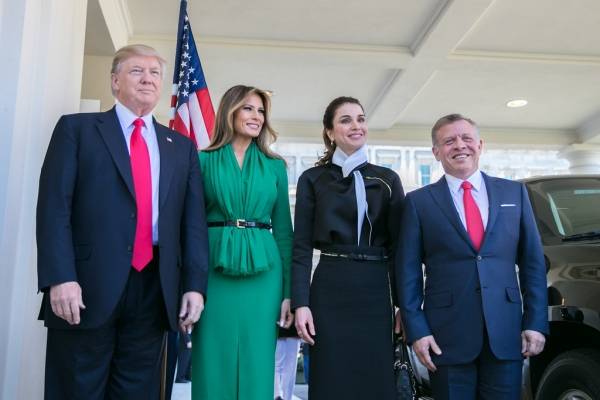 الملك يتمنى شفاء ترامب وميلانيا