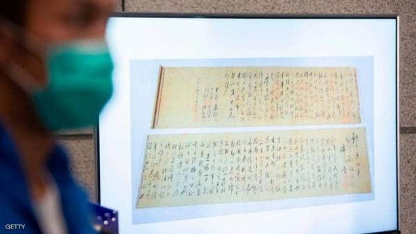 يمزق مخطوطا صينيا نادرا بقيمة 323 مليون دولار لأنه مزيف