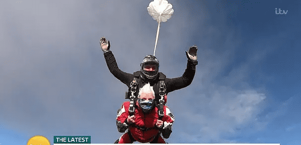 جدة في عمر ال90 تقفز في الباراشوت