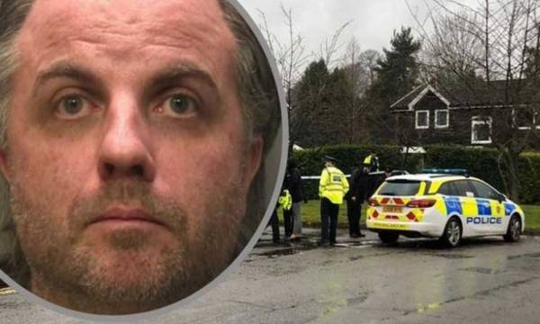 فنان عالمي يقطع رأس والدته بالسيف ويضعه في الثلاجة (صور)