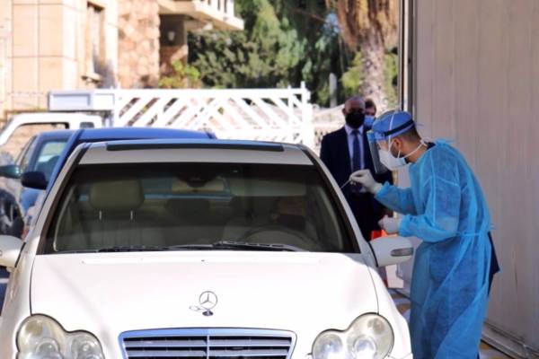 لاول مرة في الاردن .. المستشفى التخصصي يُشغل محطة فحص الكورونا وانت في سيارتك (صور)