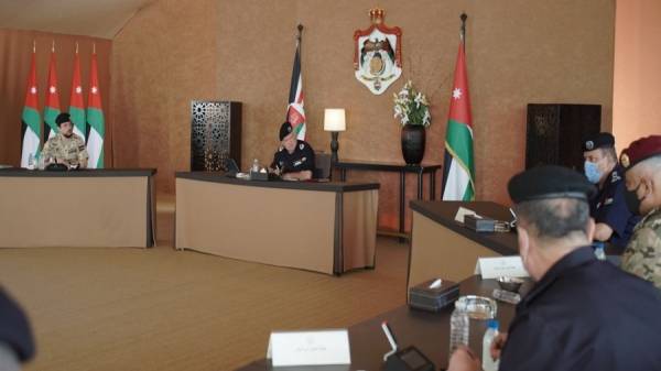 الملك يؤكد لمدير الامن العام وكبار الضباط ضرورة تكثيف جهود حماية المجتمع