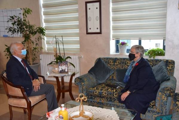 وزير التنمية الاجتماعية يستقبل السفيرة الكندية في عمان