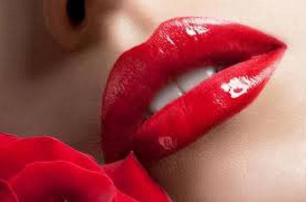 لماذا على مضيفات الطيران وضع أحمر الشفاه؟