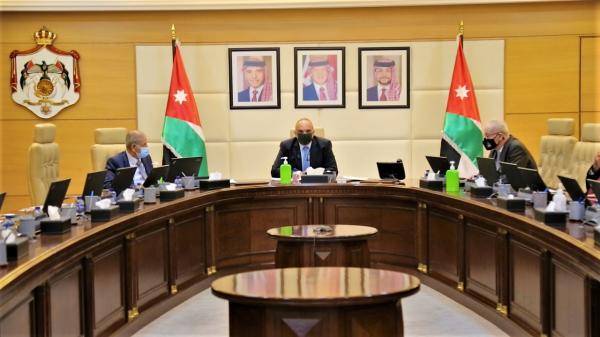 الخصاونة يؤكد ضرورة توفير السلع والخدمات قبل الحظر الشامل