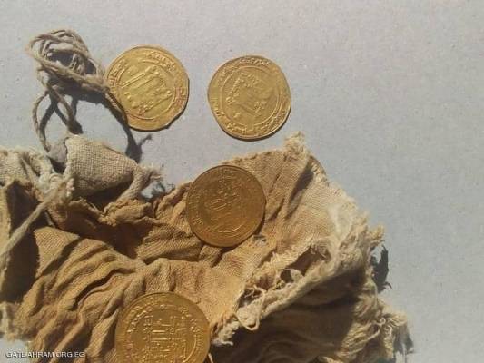 بالصور.. العثور على كنز عباسي في مصر