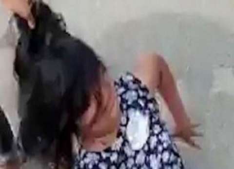 جريمة مروعة.. يمزق زوجته بالسكين أمام ابنتهما بسبب طلبها الطلاق