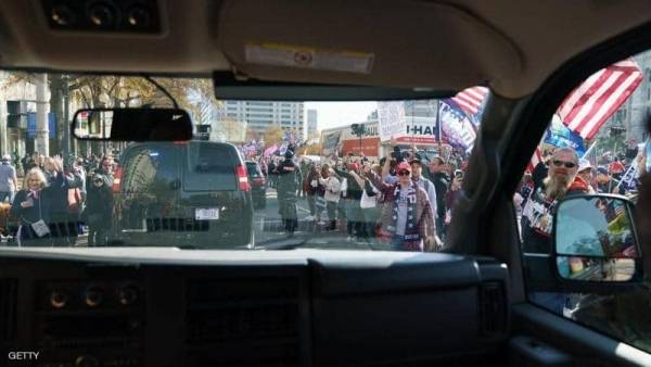 ترامب ينزل بسيارته.. ويحيي المحتجين على تزوير الانتخابات